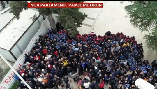 Protestuesit nuk 'respektojnë' Bashën...Lideri flet, turma i sulet policisë (VIDEO)