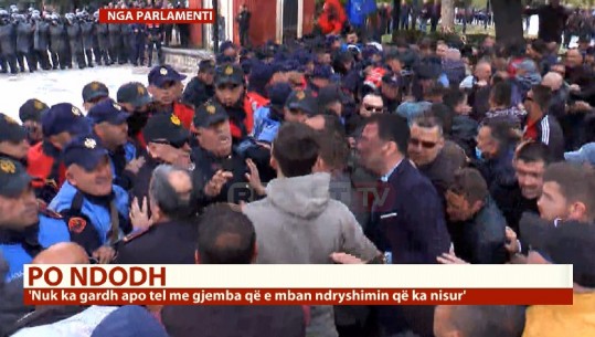 Nuk ndalen tentativat për të çarë kordonin e policisë tek Parlamenti (VIDEO)