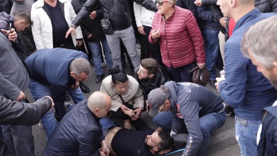 Tensioni dhe përplasja para Kuvendit, një protestues ndihet keq 