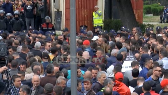 Rama mban fjalën në Kuvend/ Protestuesit tentojnë të çajnë kordonin e policisë (VIDEO)