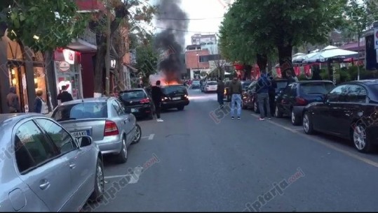 Përfshihet nga flakët një makinë në Elbasan, dyshimet e para (VIDEO)