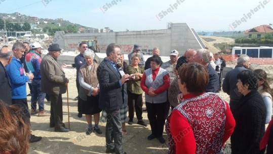 Bypassi i Fierit i 'bllokon' shtëpitë, banorët në protestë: Duam nënkalim (VIDEO)