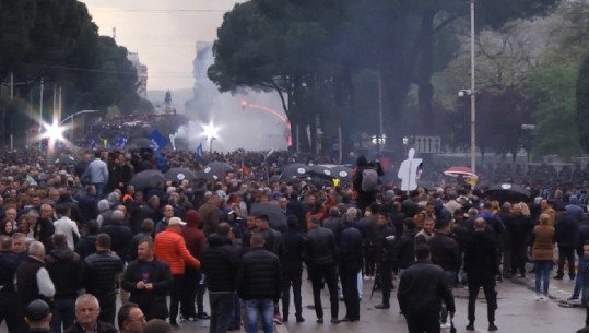 Mediat ndërkombëtare transmetojnë 'LIVE' protestën në Tiranë (FOTO)