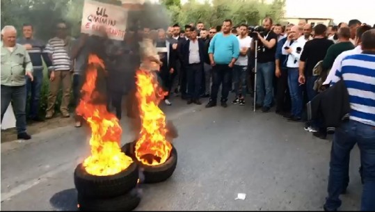 Elbasan/ Militanti me shishe birre në dorë i vë flakën gomave në sy të ish-deputetëve të PD