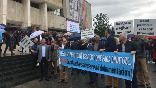 1 Maji/ Sindikata në protestë për Arsimin, Ministria i përgjigjet me lajmin e mirë për mësuesit