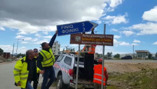 Shqipja gjuhë e parë! Rivendosen tabelat në bashkinë e Finiqit (VIDEO)