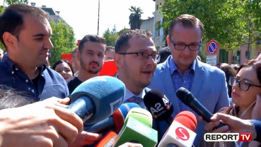 Refuzoi mandatin, Hoxha pritet me entuziazëm nga demokratët: Në 11 maj largojmë Ramën (VIDEO)