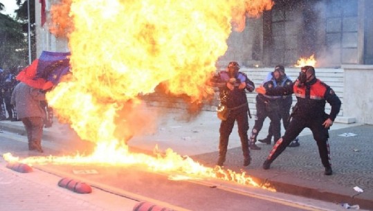 Lihet në burg tropojani që qëlloi me bomba molotov ndaj institucioneve dhe policisë