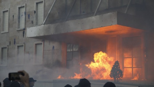 Prapaskenat e botimit në Bild/ 'E vërteta dramatike për dy dosjet që po çmendin Shqipërinë…'