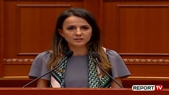 Rudina Hajdari lexon në Kuvend fjalët e të atit 28 vite më parë (VIDEO)