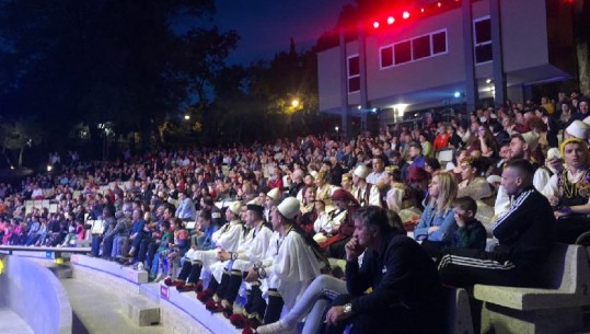 Foto-lajm/Opozita proteston, qytetarët mbushin Amfiteatrin te Liqeni, spektakël muzikor