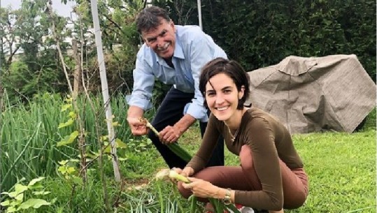 Emina Cunmulaj lë jetën e luksit! I kthehet fshatit, mëson vajzën si shkulen qepët (FOTO)