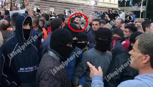 Flamur Noka i rrethuar nga 'gangsterë' me maska, momenti që nuk u pa gjatë protestës së opozitës (FOTO)