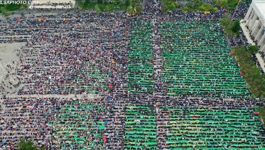 Besimtarët myslimanë kremtojnë festën e Fiter Bajramit (VIDEO-FOTO)