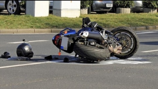 Aksident i rëndë me motor, dy të rinj në gjendje kritike