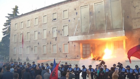 Protesta e opozitës/ BE në një zë: Eksplozivët të papranueshëm, përgjegjësia e drejtuesve /DEKLARATA