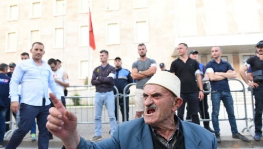 Fytyra e protestës/ Militantëve të maskuar iu pre hovi! Pse nuk u përmbush skenari për 'rrëzimin' e Ramës?!