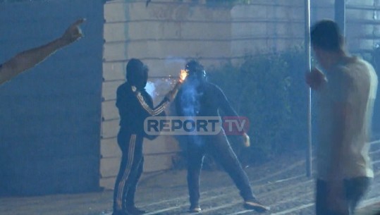 Ja çfarë mjetesh piroteknike u përdorën nga protestuesit/ Momenti kur militanti i vë flakën dhe e hedh drejt policisë (VIDEO)