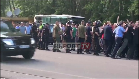 Rama për në Devoll, militantët e PD-së tentojnë t'i bllokojnë rrugën...shishe ndaj makinave (VIDEO)