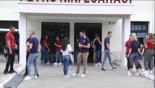 Maturantët zhvillojnë provimin e fundit/ PD: U nxorën tezat