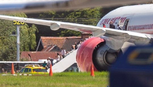 Policë të armatosur vënë në karantinë 400 pasagjerë të Air India 