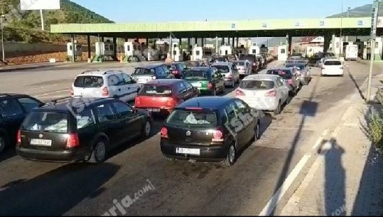 Lumë mjetesh në Morinë, për 2 orë 7 mijë shqiptarë nga Kosova drejt Shqipërisë për fundjavë (VIDEO)