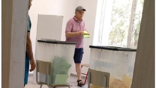 Edhe i madhi Robert Ndrenika shkon të votojë, publikohen fotot 