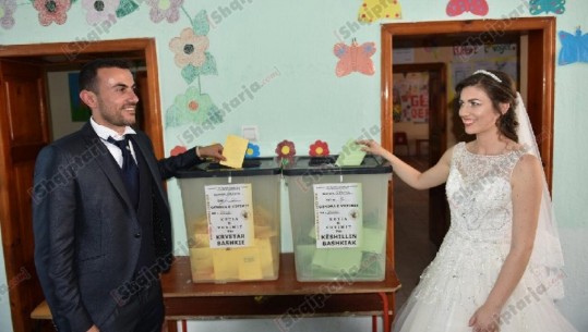 Nusja e parë për këtë vit! Çifti shkon të votojë me ceremoni (FOTO)