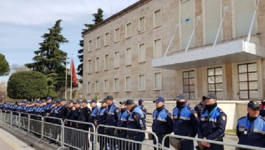 Protesta/ Policia jep dy orë leje për tubim, opozita kërkon deri në mesnatë, 1 200 efektivë në gatishmëri 