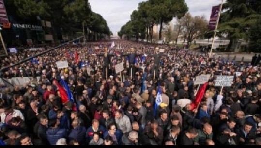 Berisha i 'zhgënjyer' nga numri i protestuesve, publikon një foto të vjetër