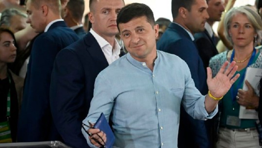 Partia e presidentit Zelensky fiton zgjedhjet parlamentare në Ukrainë (VIDEO)