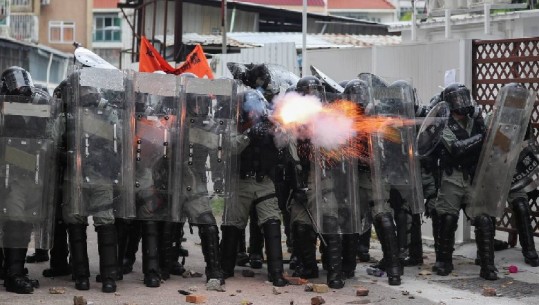 Hong Kong, vazhdojnë protestat, mijëra sfidojnë forcat e rendit