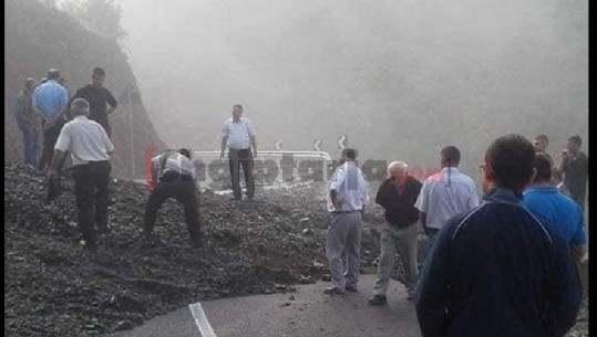 Masivi i dheut shembet mbi rrugë, bllokohet aksi Rrëshen-Bukmirë (FOTO)