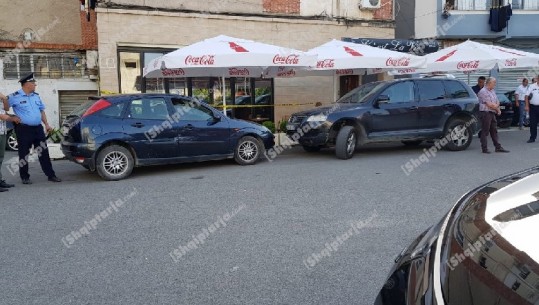 Sherr për borxhet, breshëri kallashi në Elbasan, tre të plagosur, në kërkim i dënuari për vrasje (VD+EMRAT)