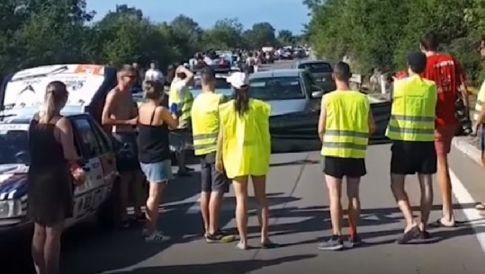 S' respektonin radhën në doganën e Hani Hotit, turistët francezë u japin 'leksion' shoferëve shqiptarë  