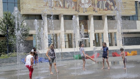 FOTOLAJM/ Si t'i shpëtosh vapës në Tiranë, ja si freskohen qytetarët 