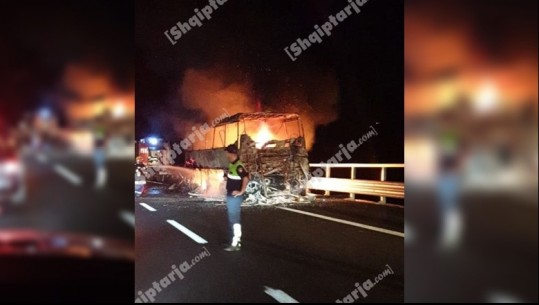 Panik në autostradën Tiranë-Elbasan/ Po ktheheshin nga ndeshja, merr flakë autobusi i tifozëve të Partizanit  (VIDEO)