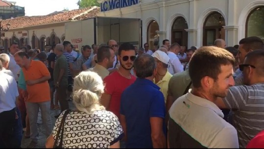 Konstituimi i Këshillit Bashkiak në Shkodër/ Mblidhen për protestë militantët e parë të PD, Voltana Ademi në zyrë