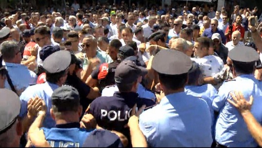 Tensione në protestë/ Militantët e PD tentojnë të hyjnë brenda ambjenteve ku po Konstituohet Këshilli Bashkiak