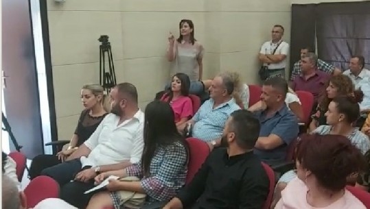 'Jeni turp...', përfaqësuesja e PD shpërthen në akuza brenda ambienteve ku po konstituohet Këshilli Bashkiak i Shkodrës