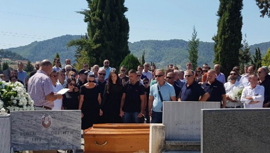 Fotot PREKËSE nga lamtumira e fundit për Gjergj Xhuvanin, aktorja e mirënjohur kapur përdore me vajzën dhe djalin e prangosur