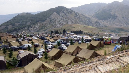 Pelegrinazhi në Malin e Tomorrit, sot dita kulminante, mijëra besimtarë ngjiten në Teqenë e Kulmakut