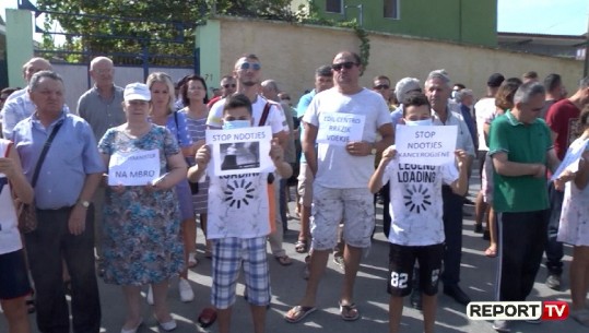 'Mamit i dilte gjak nga hunda'/ Banorët protestë në Laprakë për ndotjen nga fabrika e tullave: Po sëmuremi (VIDEO)