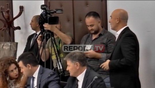 'Mos më fol mua ashtu'/ Deputeti kërkon të replikojë nga dera! Ahmetaj ndërpret mbledhjen (VIDEO)