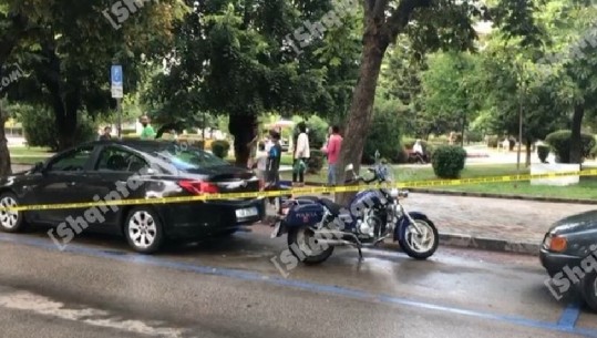 Korçë/ Motorri përplas të moshuarën, 76-vjeçarja në gjendje të rëndë në spital (VIDEO + FOTO)