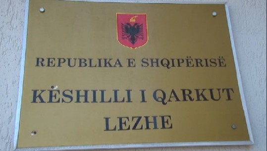 Rrotacioni në Këshillin e Qarkut Lezhë sjellë incidente, dera hapet me forcë, ish-nën/kryetari: Do ngre padi