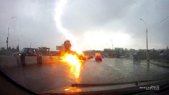 Rrufeja godet dy herë makinën, shoferja dhe pasagjerët shpetojnë për mrekulli (FOTO+VIDEO)