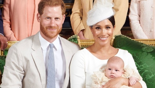 Meghan, Princ Harry dhe vogëlushi Archie fotografohen në një lokal nate (Foto)