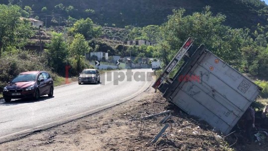 Librazhd/ Maunja batohet dhe bie në kanal, shpëton për mrekulli shoferi (VIDEO)