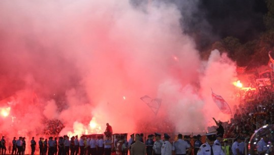 Ndizet derbi në tribuna, flakadanët nga të dyja kampet skuqin Selman Stërmasin (FOTO)